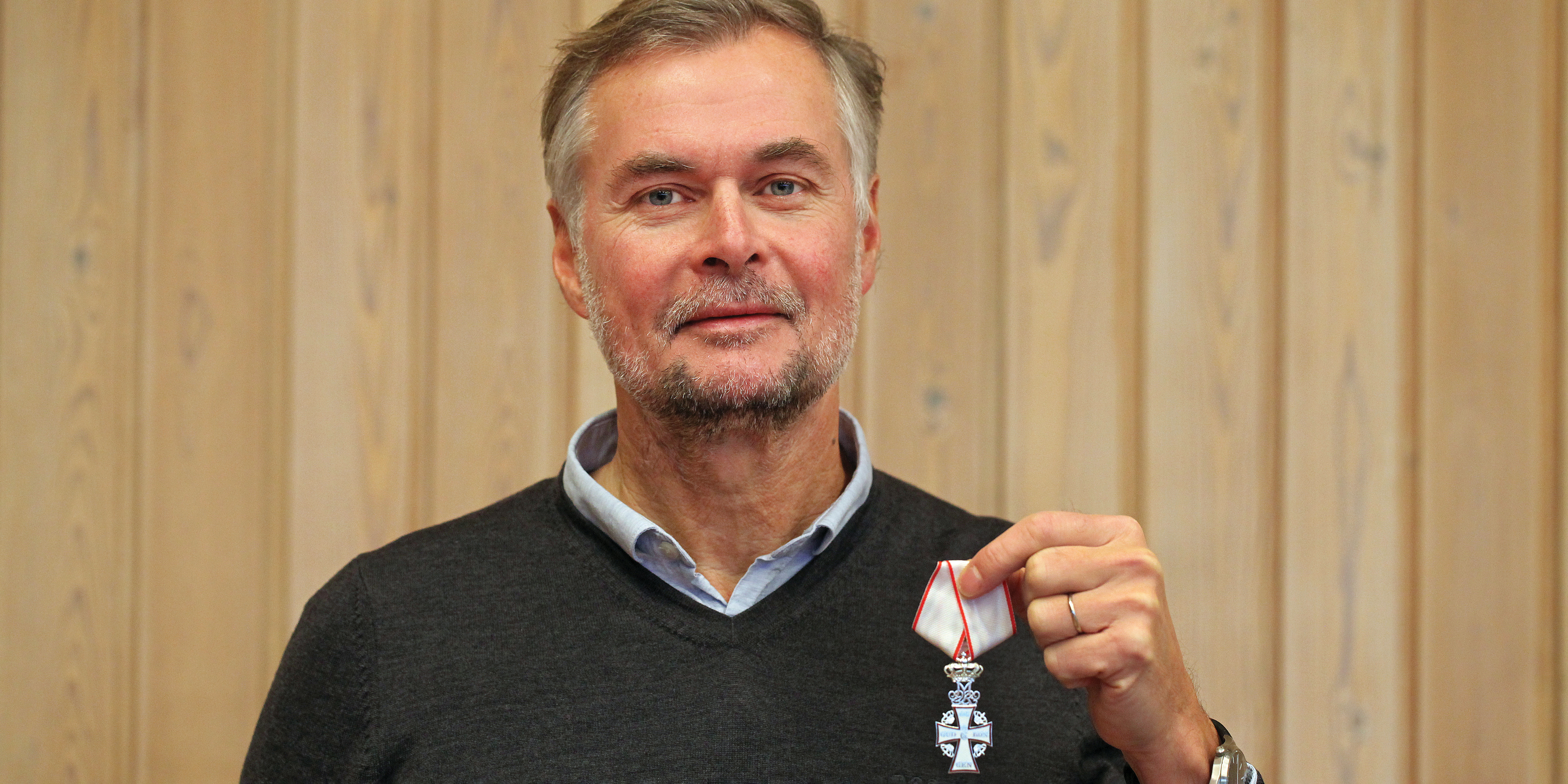 Professor Jesper Mørk presents the cross of the Order of Dannebrog.